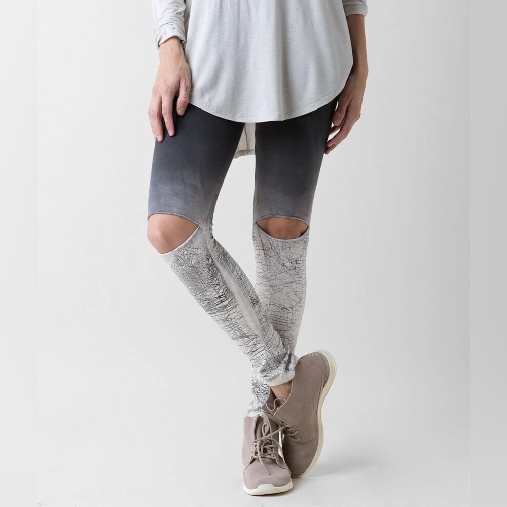 Buckle T-Party Printed Grey Leggings Size Large
